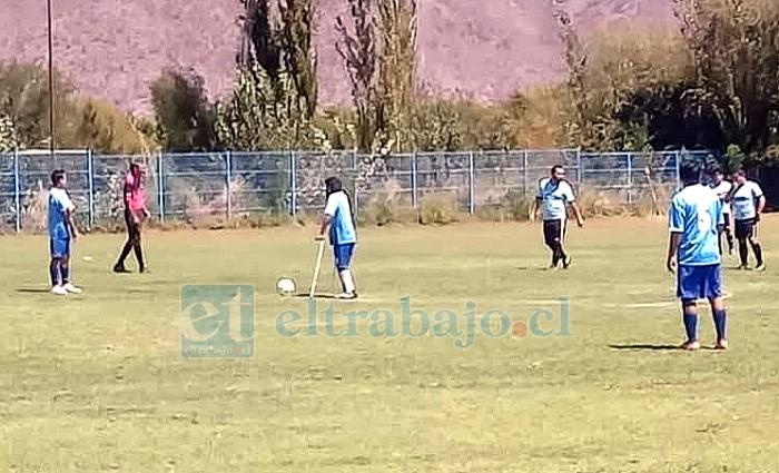 Acá lo vemos al centro de la cancha, a punto de dar el puntapié inicial.