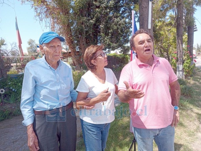 Los hermanos Herrera junto su padre, dando a conocer la situación que los aqueja en Calle Los Ávila, San Rafael, por la falta de agua potable.