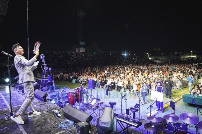 El destacado cantante de cumbia ‘Jordan’, frente un lleno total en el Estadio Municipal.