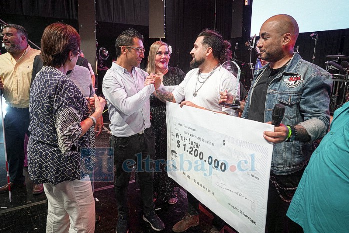 Nicolás Becker (de blanco) junto a Boris Mauna, ganadores de la competencia festivalera con la canción ‘Perdido en tu recuerdo’.