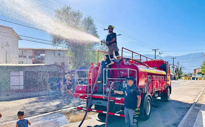 Bomberos de la Cuarta Compañía de San Felipe rociaron agua a los asistentes con su carro bomba.