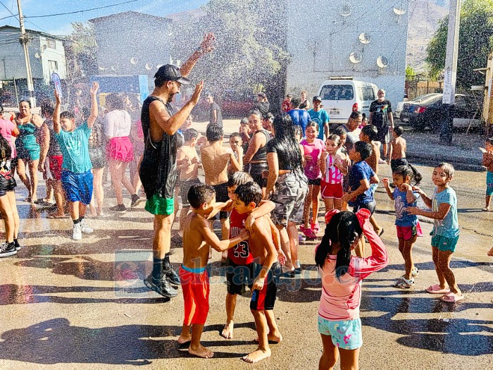 Además de refrescarse, niños, niñas, adolescentes y sus familias disfrutaron de música, helados, refrescos y ‘bombitas’ de agua.