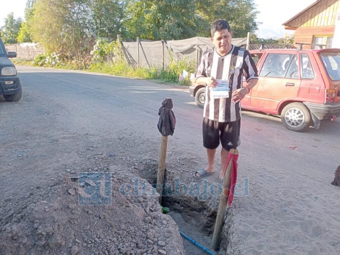 Guillermo Silva nos muestra donde han excavado, pensando que puede ser ahí la filtración.