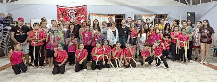 Una imagen general de los alumnos participantes, el maestro Víctor Caballero, padres, madres y directivos del Club Marcela Sabaj.