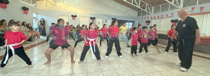 Alumnas alumnos recibiendo las instrucciones del maestro Víctor Caballero en la ceremonia de cierre del taller.