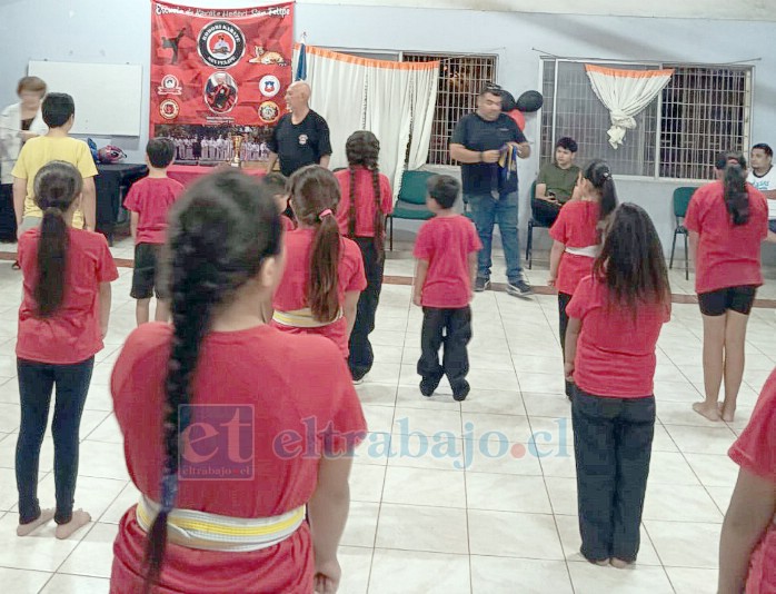 Al fondo Carlos Gallardo, presidente del Club Marcela Sabaj, con medallas para entregar a los alumnos del taller.