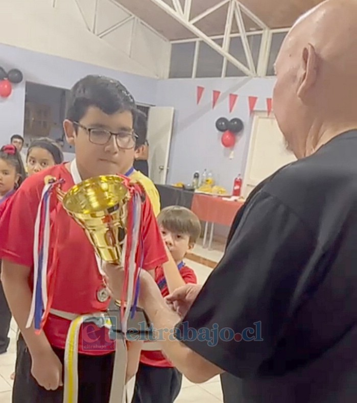 El Alumno Martín Salgado recibiendo el premio por su ‘Dedicación y Perseverancia’.