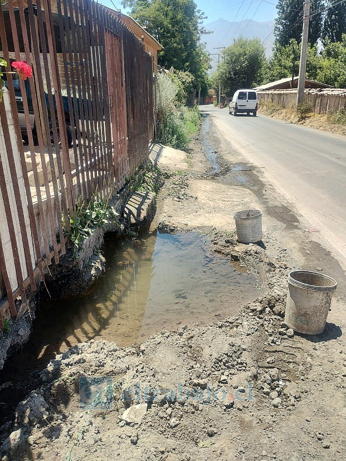 La fuga de agua ha originado una canalización espontánea, afectando el camino.