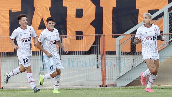 Tras anotar el empate, Diego González se apresta a recibir los abrazos de los juveniles Álvarez (17) y Mella (20). (Foto: Comunicaciones Cobreloa). 