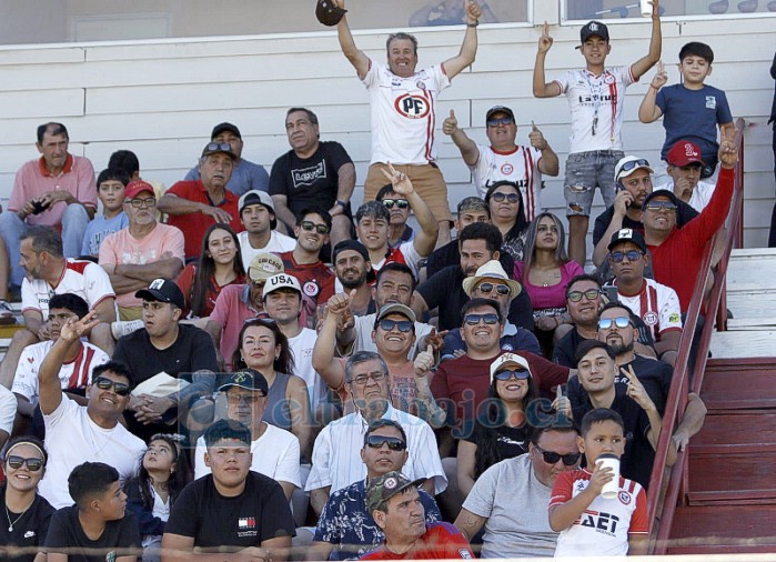 La hinchada apoyó en todo momento al equipo albirrojo. (Foto: Jaime Gómez Corales). 