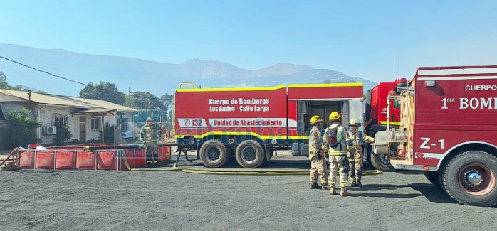 Bomberos combatiendo el incendio en Catemu. 