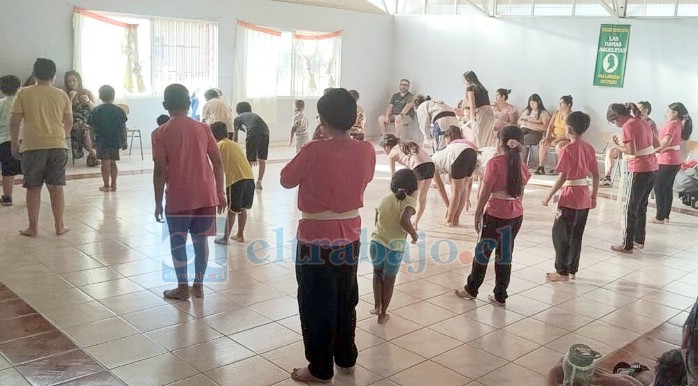 Debajo de la imagen y en el contorno, se puede apreciar a los padres y apoderados acompañando a las niñas y niños en sus clases del taller de verano.