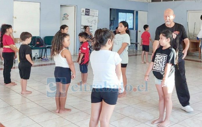 El maestro Víctor Caballero, impartiendo instrucciones a sus alumnos, corrigiendo movimientos.