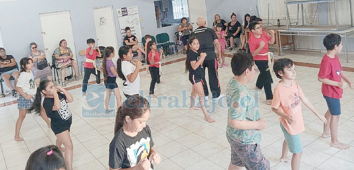 Las niñas niños haciendo algunos movimientos aprendidos en las clases del Taller de Karate Infantil.