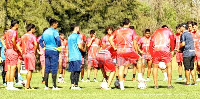 El plantel albirrojo preparándose para el pleito de esta noche.