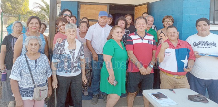 Los vecinos de San Rafael reunidos este sábado. De polera verde Ramón Javia, quien dirigió la reunión.