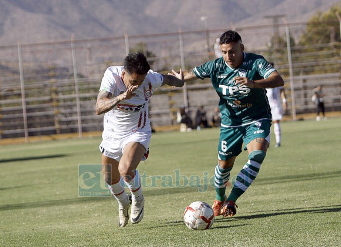 El extremo Sergio Vergara intenta pasar a un defensor wanderino. (Foto: Jaime Gómez Corales).