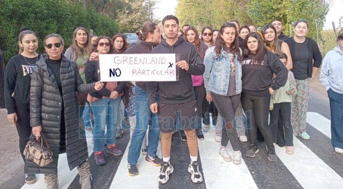 Apoderados del Colegio Greenland se manifiestan afuera del establecimiento por cobros excesivos.