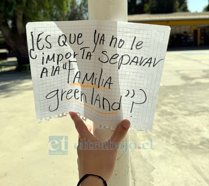 Uno de los letreros instalados por alumnos en el Colegio.