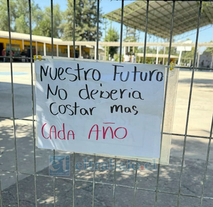 Otro letrero instalado por alumnos al interior del colegio.