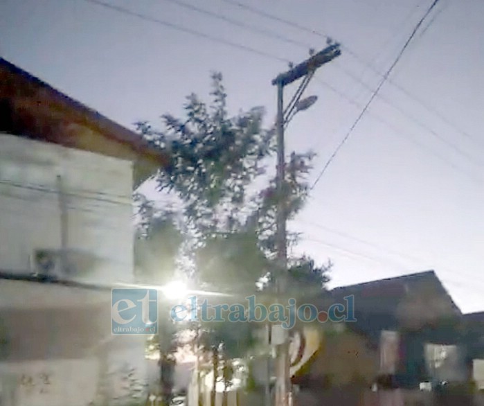 Calle Real, límite San Felipe-Los Andes, poste que lleva tiempo apagado.