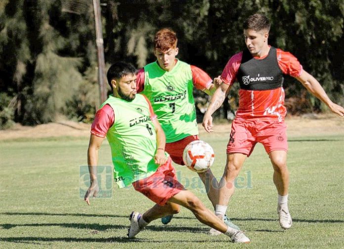 El plantel albirrojo durante uno de los entrenamientos de esta semana.