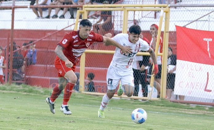 Vicente Álvarez intenta ganar en velocidad a un defensor de Copiapó (Foto: Jaime Gómez Corales).