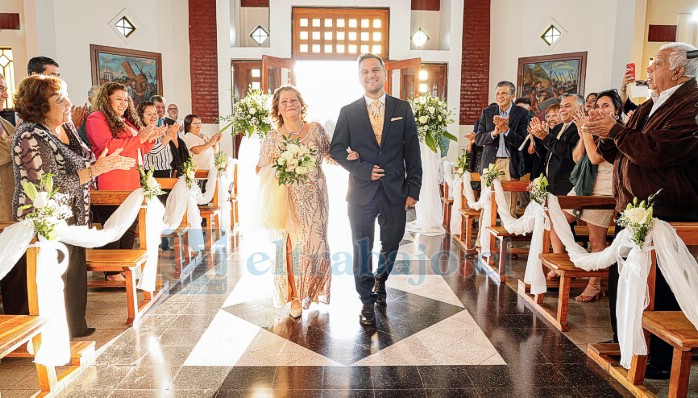 Eloísa Zubicueta, acompañada de su hijo Alexander Díaz, caminando hacia el altar.