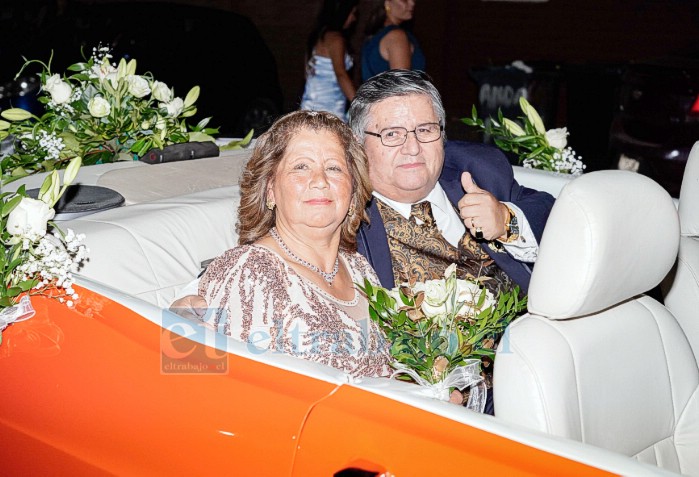 Después de la misa, la pareja disfrutó de un paseo por la Plaza de Armas de San Felipe a bordo de un automóvil convertible antiguo.