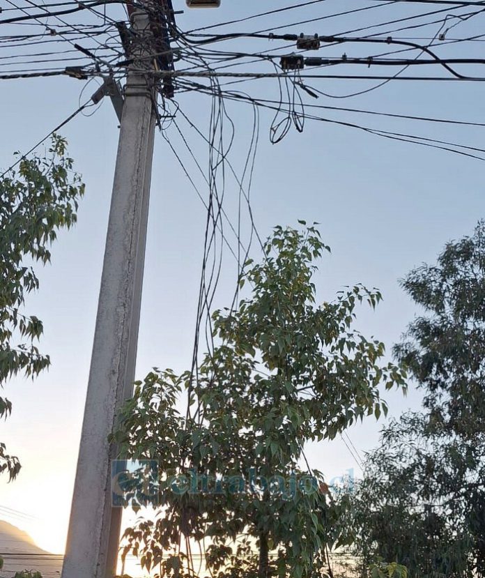 Cable colgando desde el poste de luz.