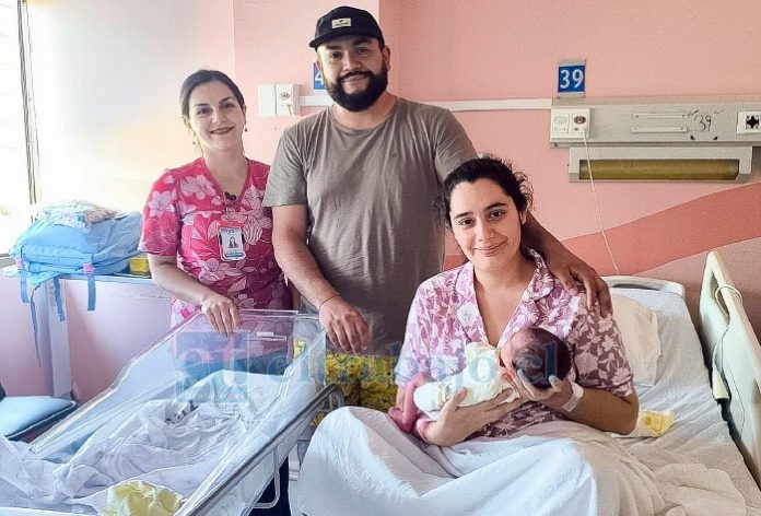 Ximena Bolados y Benjamín Santibáñez junto a su recién nacida Lía.