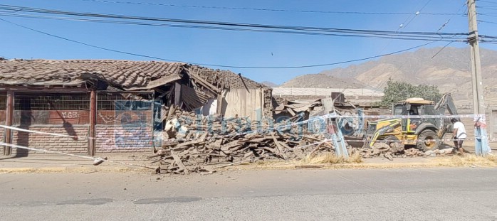 Este martes 4 de marzo comenzó la demolición de la casa abandonada ubicada en Avenida Maipú esquina Manuel de Lima.