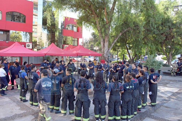 Un total de 35 bomberos y bomberas provenientes de las siete compañías de la provincia pusieron a prueba su fuerza, resistencia y habilidades bomberiles en el evento.