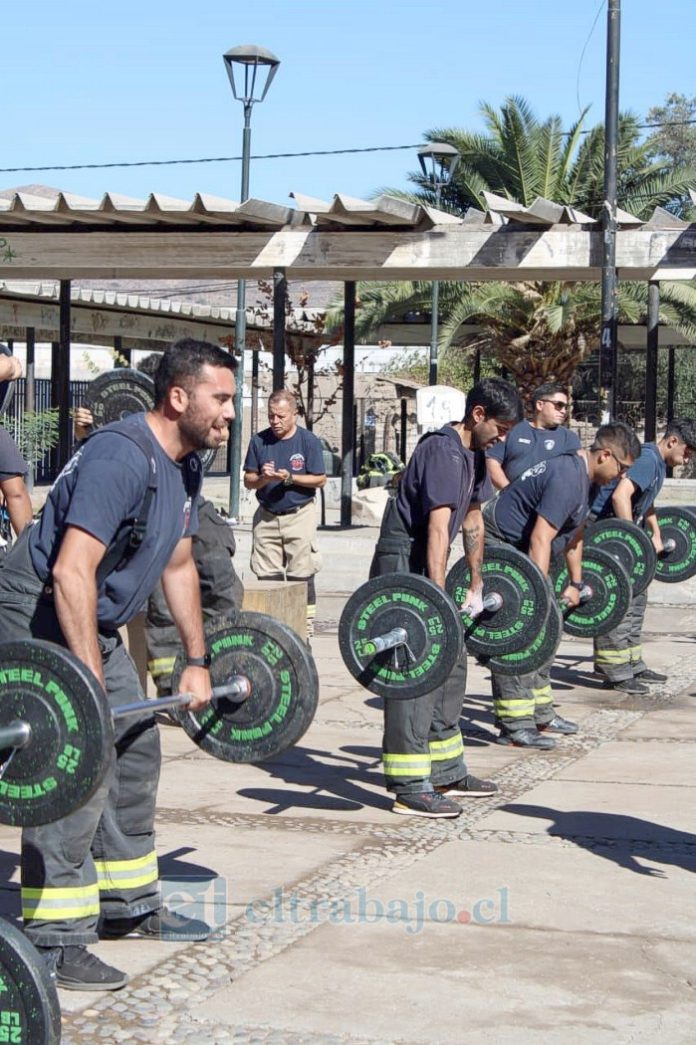 Bomberos y bomberas participaron en diversos ejercicios físicos, como el levantamiento de pesas, demostrando su destreza y resistencia.