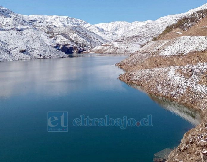 El Embalse Chacrillas lleno de agua.