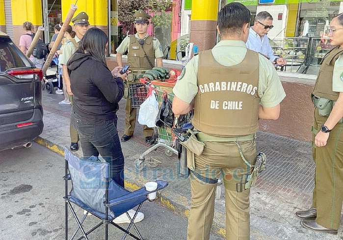 Carabineros fiscalizando a comerciante informal.