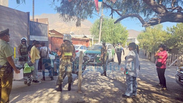 Personal policial fiscalizando en alrededores de la feria.