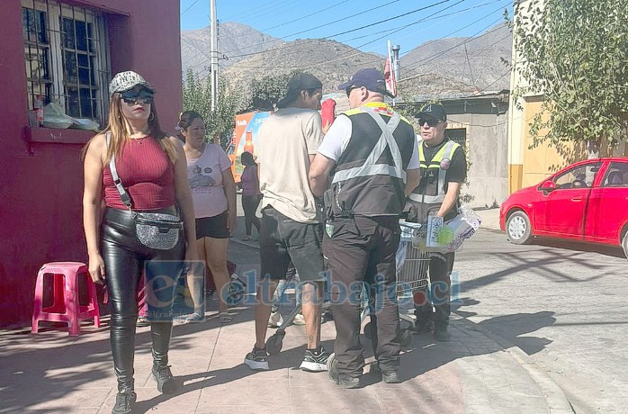 Mayor Gonzalo Medina, comisario de Carabineros, junto al delegado presidencial provincial, Daniel Muñoz, presentes en la fiscalización de Feria Diego de Almagro.