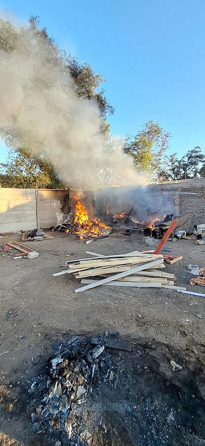 La madrugada del domingo 16 de marzo se desató un incendio en un sitio eriazo ubicado a un costado de un establecimiento educativo de San Felipe.