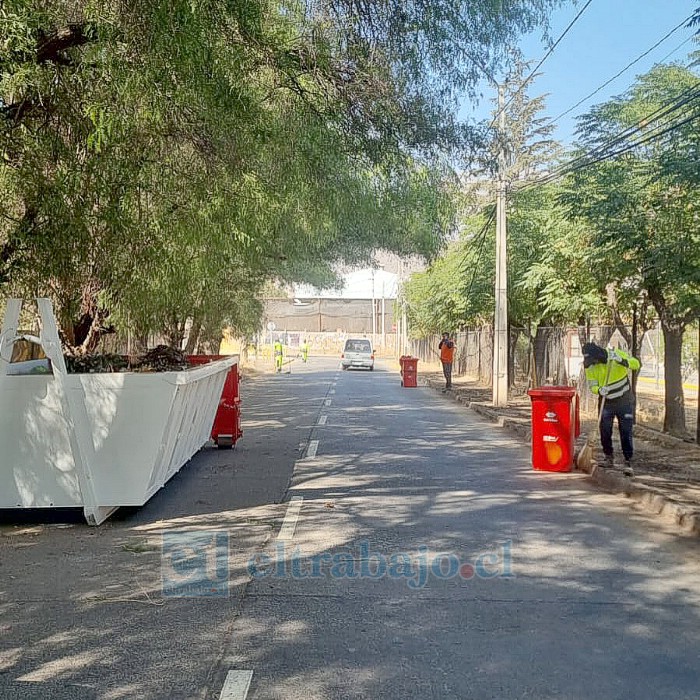 Personal municipal y de la empresa de aseo realizando labores de limpieza este día viernes (Foto: Municipalidad de San Felipe).