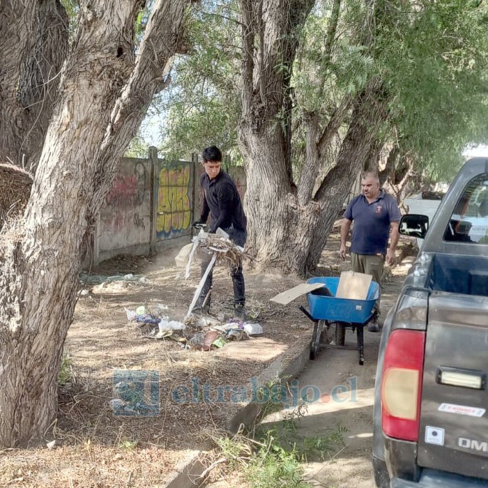 Personal municipal efectuando labores de limpieza en el sector, el cual se había transformado en un vertedero.