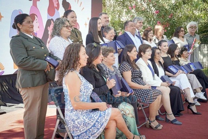 Fueron 15 mujeres las distinguidas este 8M, quienes en la imagen posan junto a las autoridades.