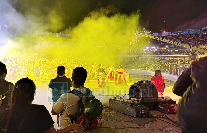 Fotografía que captura el detrás de escena de la presentación.