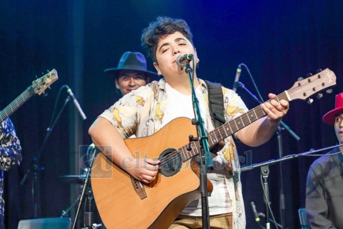 Ari Montiel, reconocido artista local de 32 años, inicia una gira por España con presentaciones en vivo y estudios en técnica vocal.