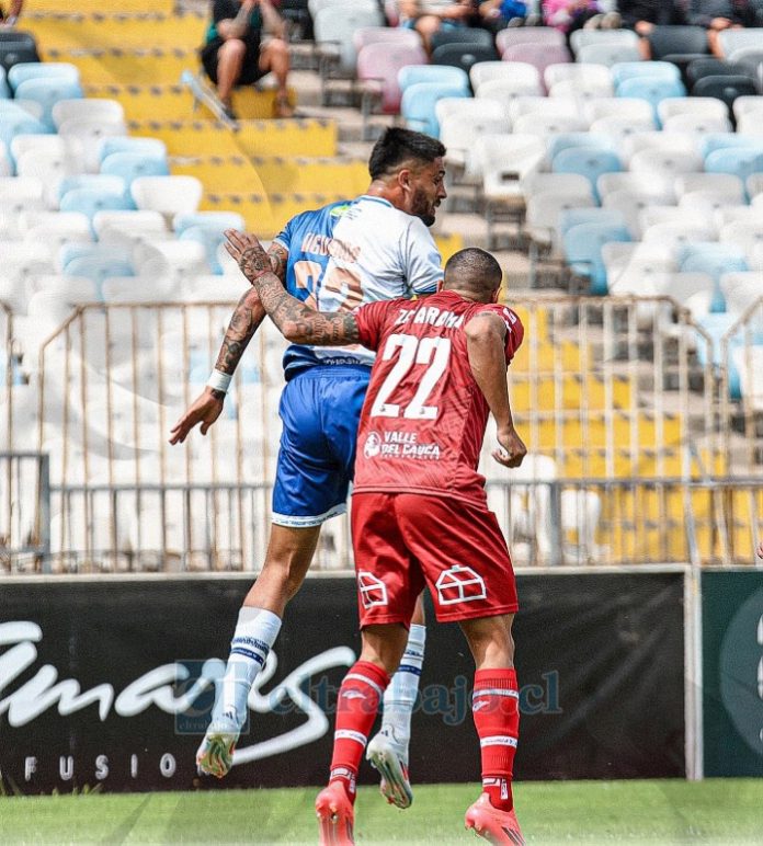 El central Iván Zafarana discute un balón con el ariete Tobías Figueroa.