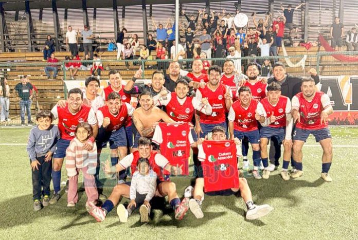 Integrantes de Almendral Alto celebran el paso a la gran final del Afava.