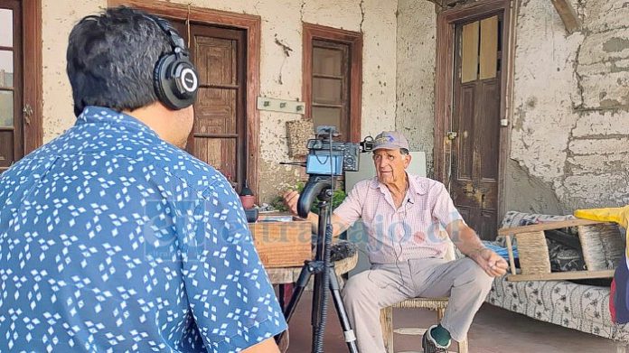 Carlos Lértora entrevistando a un lugareño de El Asiento.