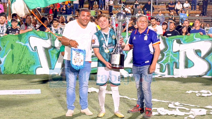El capitán del equipo de Honor de Las Cadenas luce orgulloso el trofeo de Campeón de la Afava.