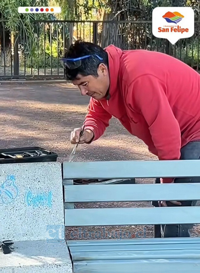 Un maestro pintando. Es de esperar que no sea rayado nuevamente.