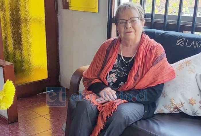 Berta sentada en su casa, disfrutando de su hogar.